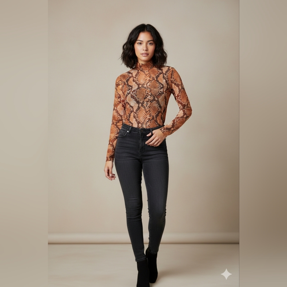 Free Kisses Snake Print long-sleeve top. Size Small